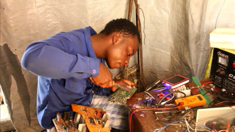 Article : Brakley Cassinga, l’électronicien autodidacte qui éclaire Bukavu, à l&rsquo;Est de la RD Congo